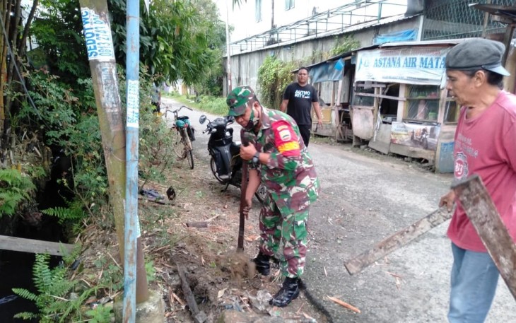 Babinsa Kelurahan Cendana Pacu Kepekaan Warga Bangkitkan Semangat Gotong Royong