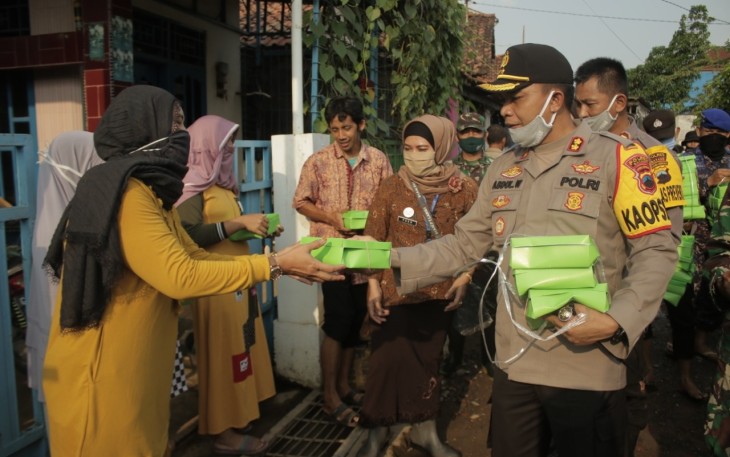 Kapolres Batang bagikan nasi kotak
