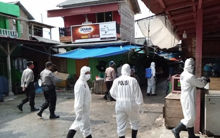 Brimob Polda Lampung Semprotkan Desinfektan ke Fasilitas Umum