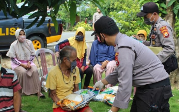 Polres Mukomuko Salurkan Bantuan 103 Karung Beras ke Masyarakat Terdampak Covid-19