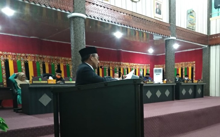 H.Bainudin Ondo saat menyampaikan laporan Tim Pansus I DPRK Aceh Singkil.