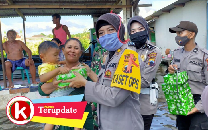 anggota polri bagikan nasi kotak ke warga terdampak