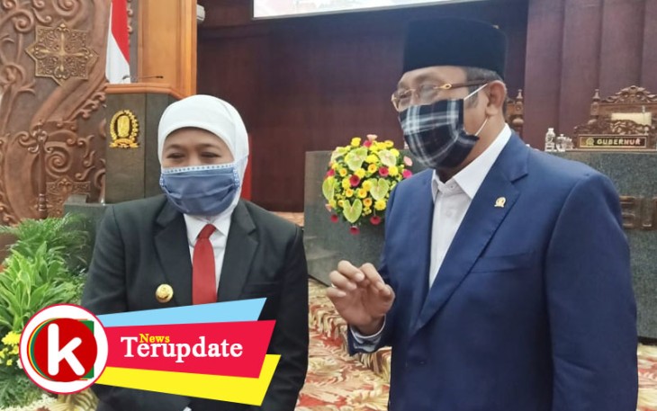Wakil Ketua DPRD Jatim Sahat Tua Simanjuntak (kanan) bersama Gubernur Jatim Khofifah