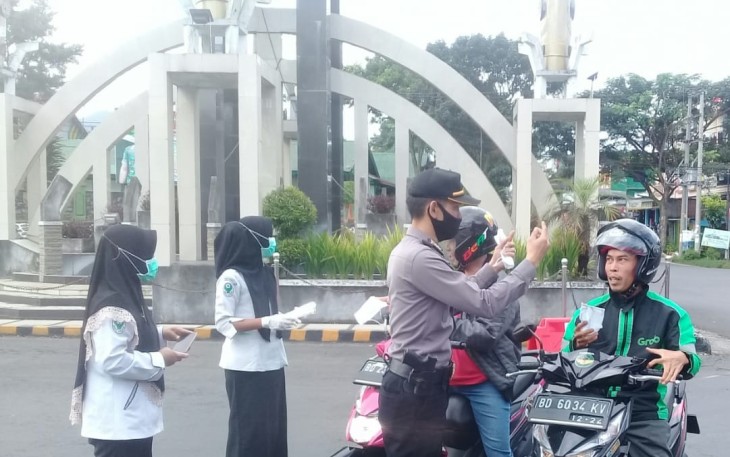 Polres Rejang Lebong Bagikan Masker Disertai Binluh