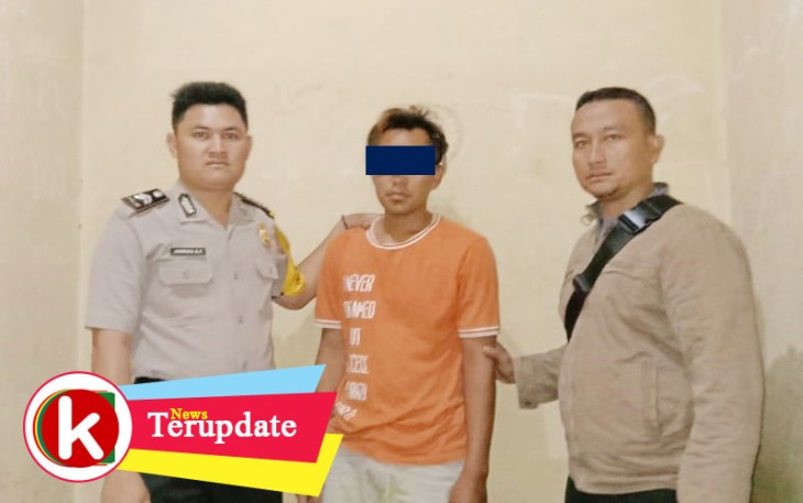 Tersangka (tengah) saat diamankan