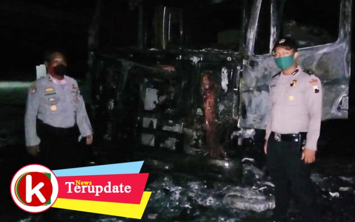Truk Tronton Pengangkut Semen Terbakar