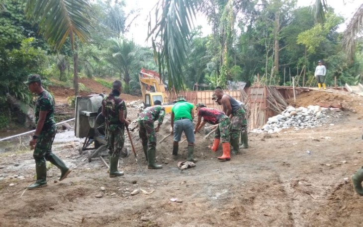 Teriknya Matahari Tidak Membuat Surut Semangat Satgas dan Warga Buat Jembatan di Batu Jongjong