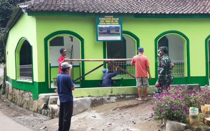 TMMD Kodim 0605 Subang Bantu Warga Bersihkan Dan Cat Masjid AL-FADILAH