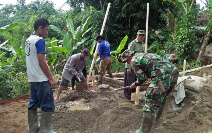 Jaga Keamanan Lingkungan, TNI Bangun Pos Kamling