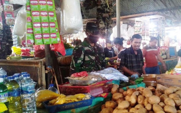 Babinsa saat pantau harga sembako di pasar winenet
