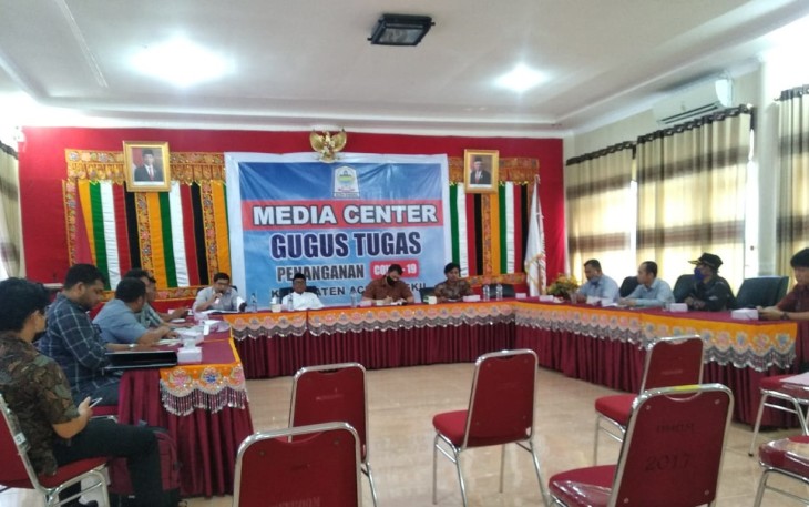 Pihak Pemkab Aceh Singkil bersama BPN setempat saat melakukan rapat pertemuan pembahasan perluasan lahan runway Bandara Syekh Hamzah Fansuri.