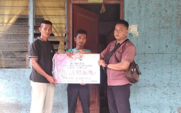 Pemdes Pea Bumbung Singkil menyalurkan BLT DD door to door kerumah warga penerima.