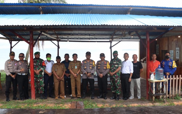 Kapolres Lingga Berikan Bansos Kepada Warga