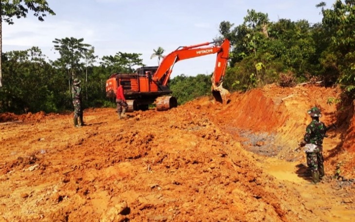 H+8 Pelaksanaan TMMD Ke-108 Penerobosan Jalan 36 % Dan Pembuatan Parit 27 % Capai Hasil Maksimal