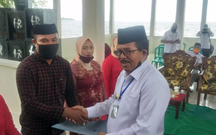 Bupati SBB Moh Yasin Payapo serahkan sertifikat tanah secara simbolis