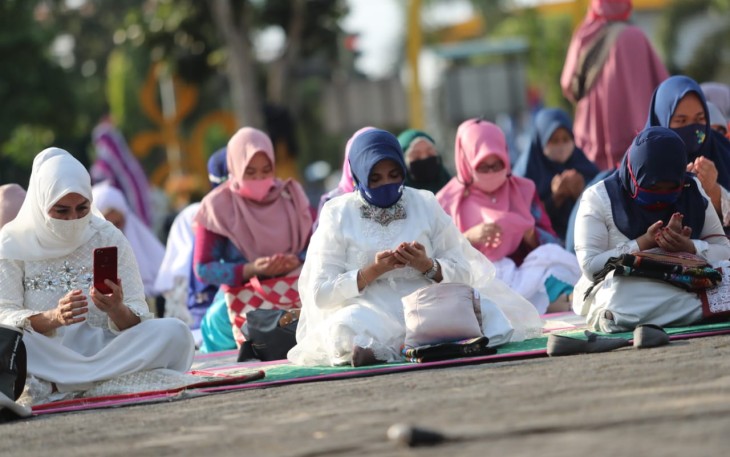 Plt. Walikota Tanjungpinang Hj. Rahma S.IP saat melaksanakan sholat Ied