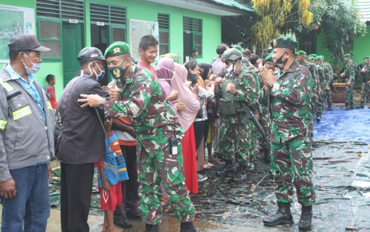 Warga Skouw Sambut Hangat Satgas Pamtas RI-PNG Yonif MR 413/Bremoro