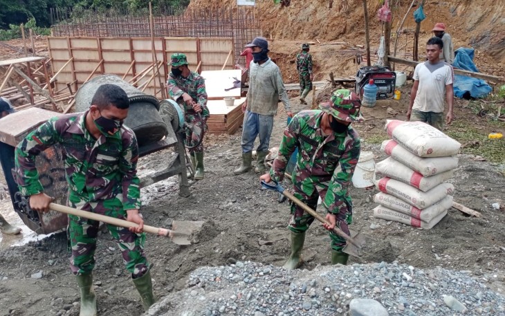 Satgas TMMD Dan Warga Pantang Menyerah Walaupun Diterik Panas Matahari
