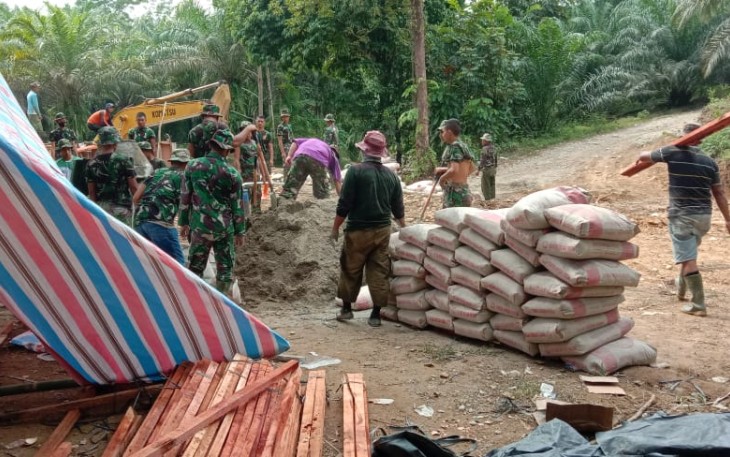 Dansatgas : Buka Jalan Antar Dusun di Desa Batu Jongjong Dihari Pertama TMMD Capai 48 Persen