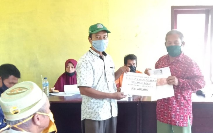 Pemdes Kuala Baru Laut Kecamatan Kuala Baru saat menyerahkan BLT DD kepada keluarga penerima.