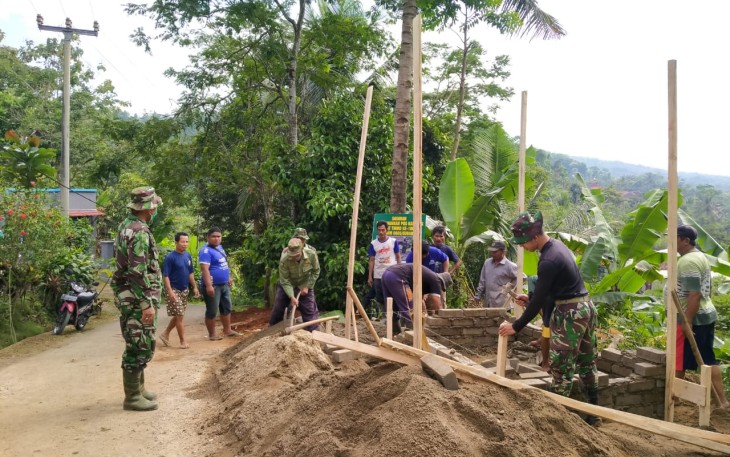 Peduli Keamanan Masyarakat Kampung Karyapak! TMMD Kodim 0605 Subang Bangun Poskamling