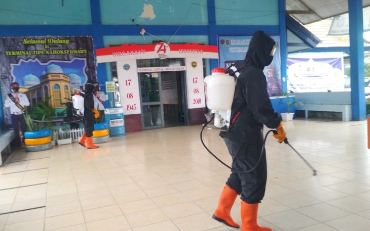 Brimob Kompi 1 Batalyon B Pelopor Semprot Disinfektan di Terminal Kota Lhokseumawe