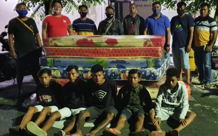 Ketiga pelaku tindak pidana pencurian bersama tersangka lainnya