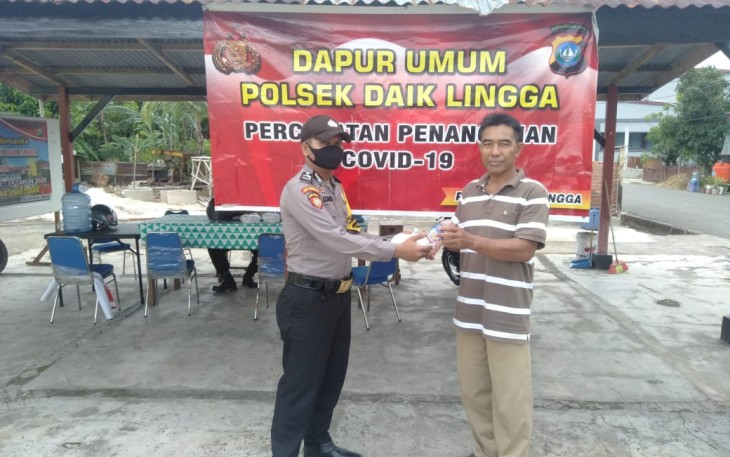 Polsek Daik Lingga Berbagi Makanan Dimasa Pandemi