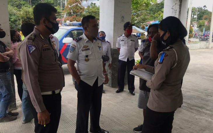 Dinas perhubungan bersama unit lantas samosir du RS Hadrianus Sinaga.