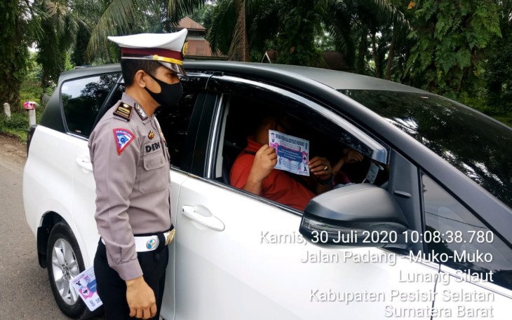 Polres Mukomuko Beri Stiker Terimakasih Pengendara Tertib dan E-Tilang Untuk Pelanggar