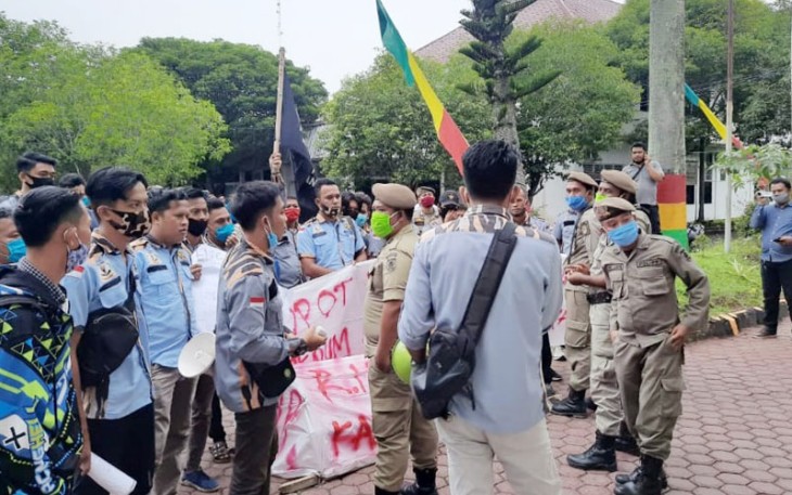 Aksi Unras GM PEKAT-IB Nyaris Bentrok Dengan Pol PP