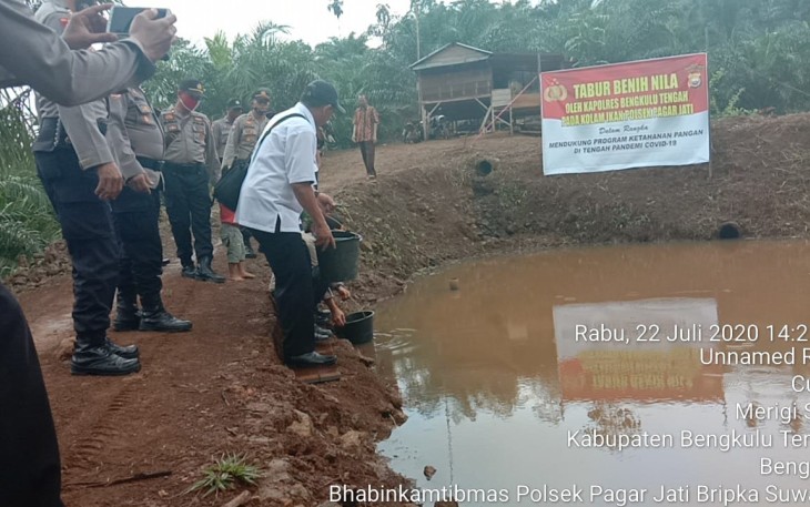 Polres Benteng Polda Bengkulu Gelar Kegiatan Tabur Benih Ikan
