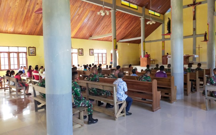Disela Padatnya Garap Sasaran Fisik TMMD 108, Satgas Beribadah Bersama Warga Dan Sosialisasikan Disiplin Protokol Kesehatan Cegah Covid-19