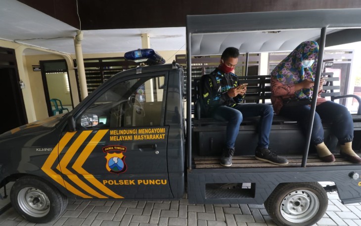 Dua siswa sedang belajar dengan wifi gratis di polsek puncu