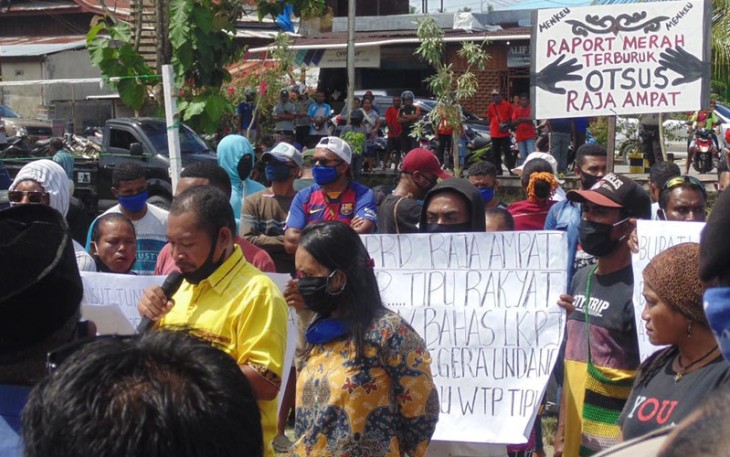 Puluhan Masa Gelar Demonstrasi di Kantor DPRD Raja Ampat