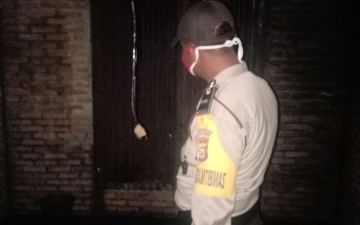 Personil Polsek Seluma Berjibaku Padamkan Kebakaran Rumah