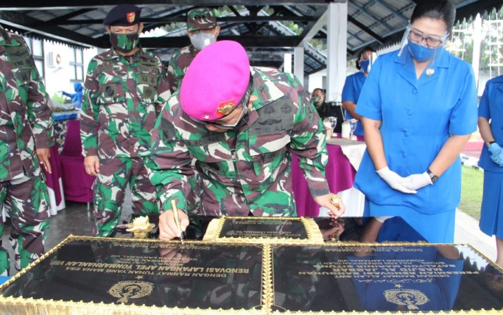 Danlantamal VIII Manado saat tanda tangan prasasti peresmian masjid Al Jabar Yonmarhanlan VIII Bitung