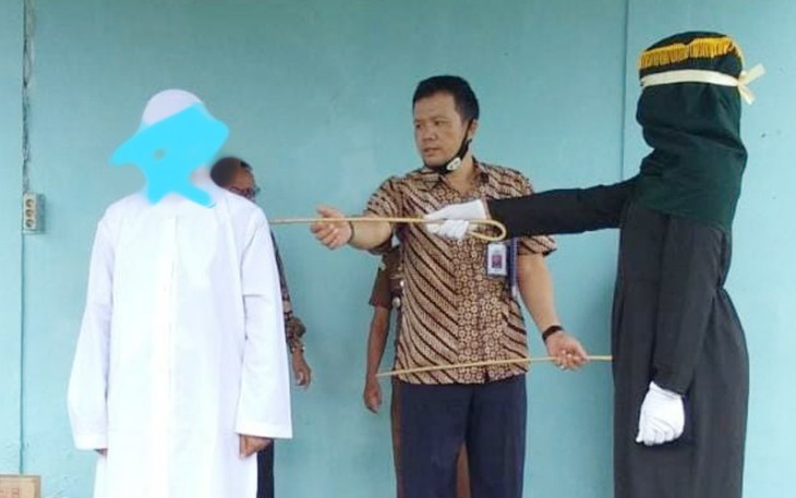 Salah seorang terhukum oknum guru menjalani hukum cambuk yang dilaksanakan di LP Aceh Singkil.