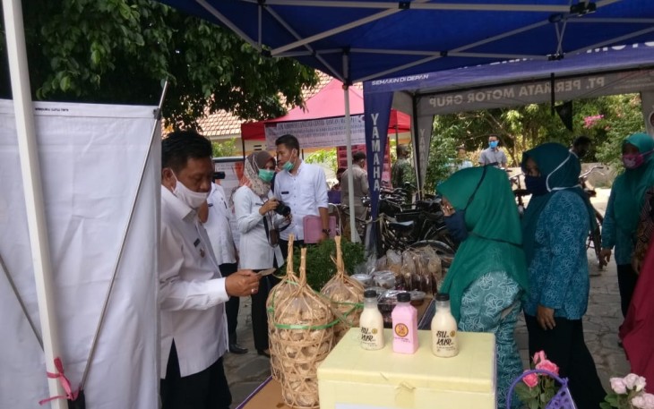 Wakil Bupati saat menemui stan/posko PKK yang menyajikan beberapa olahan makanan serta kerajinan kreatif lainnya
