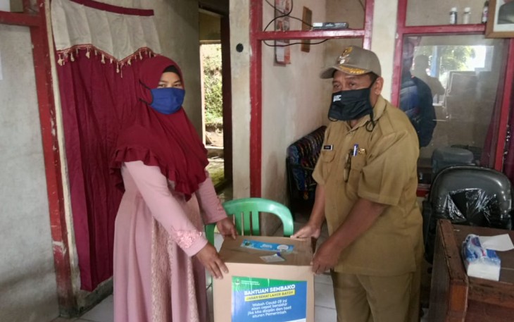 Kades AHYANI menyerahkan Bantuan Sosial Provinsi Jabar Secara Simbolis kepada warga