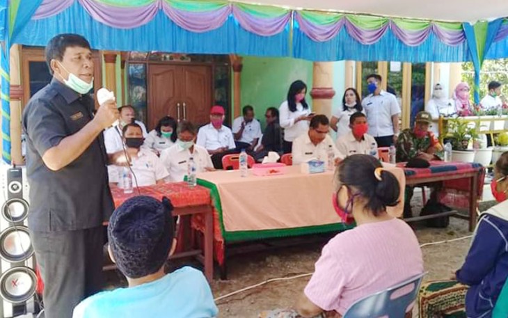 Wakil Bupati Samosir Ir. Juang Sinaga menyampaikan kata sambutan di hadapan warga di sela-sela pembagian bantuan JPS Provsu