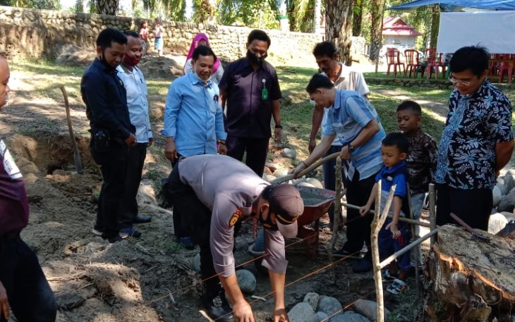 Gotong Royong pembangunan rumah Ibu Nurhayati