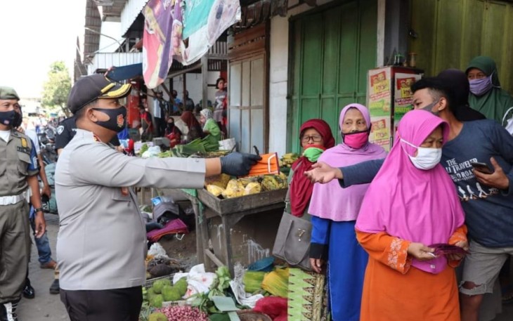 Kapolres Bersama Forkopimda Tulungagung Bagikan Masker di Pusat Perdagangan