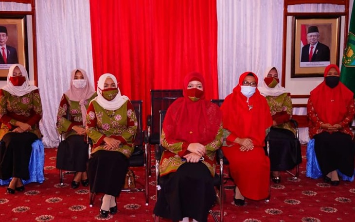 Ketua Dekranas Kota Bengkulu Hj Khairunisa Helmi Hasan Bersama Kadis Perindag Dewi Dharma dan Kadis Pendidikan Rosmayetti Mengikuti Munas Dekranas Tahun 2020 Secara Virtual 