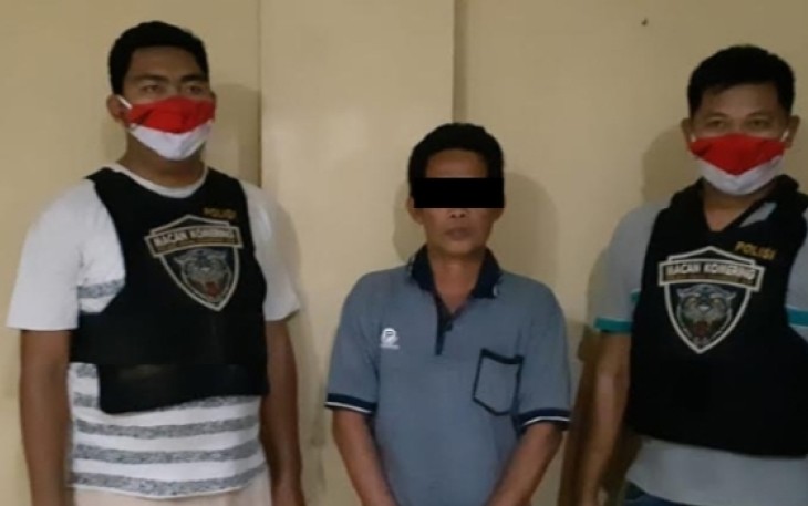 Tersangka (tengah) saat diamankan