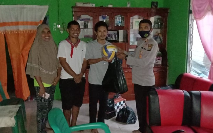 Mukadar Serahkan Bantuan Fasilitas Olahraga Kepada Pengurus HIPPMAH