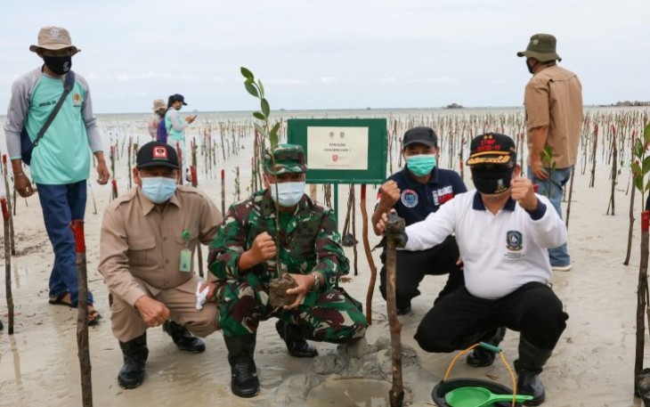 Sekdaprov H. TS. Arif Fadillah mendorong berbagai komunitas untuk terus menjaga kelestarian hutan magrove.