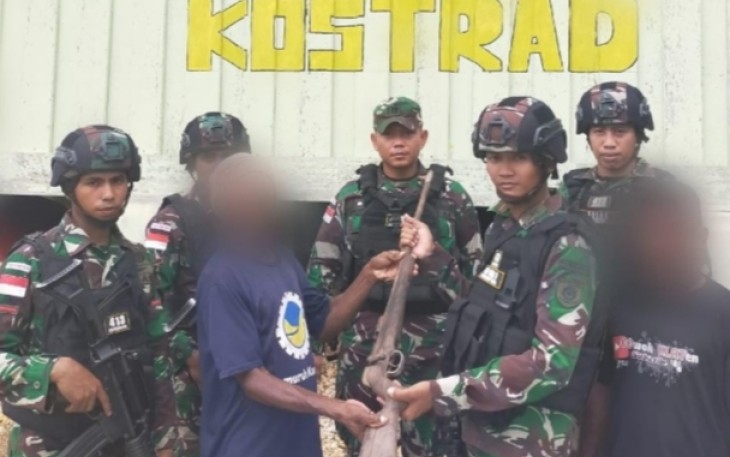 AT (45) dan NJ (23) warga Koya Barat Jayapura saat menyerahkan temuan senjata rakitan sejenis Mauser Kepada Satgas Yonif 413 Kostrad. (Foto : Istimewa)