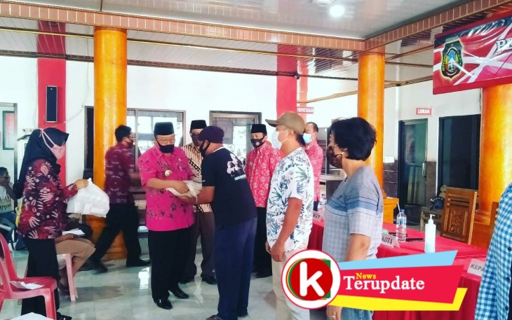 Walikota Santoso Mendistribusikan Rastrada Tahap Dua (foto: Faisal NR / Klikwarta.com) 