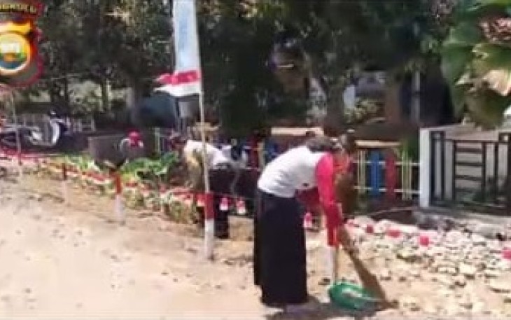 warga gotong royong membersihkan lingkungan rumah